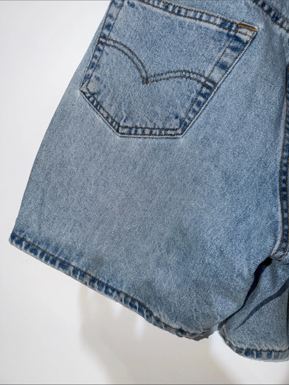 Vintage Y2K Levi’s 550 Denim Jorts Shorts 2000s Relaxed Fit Light Wash size 33”